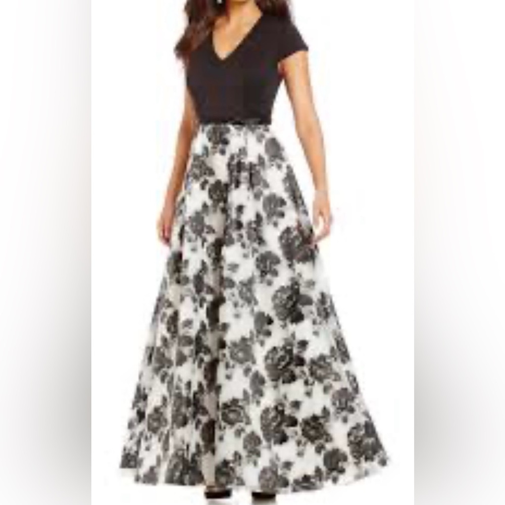 Ignite Evening: Elegant Black and White Formal/Prom Gown with tulle. Size 8